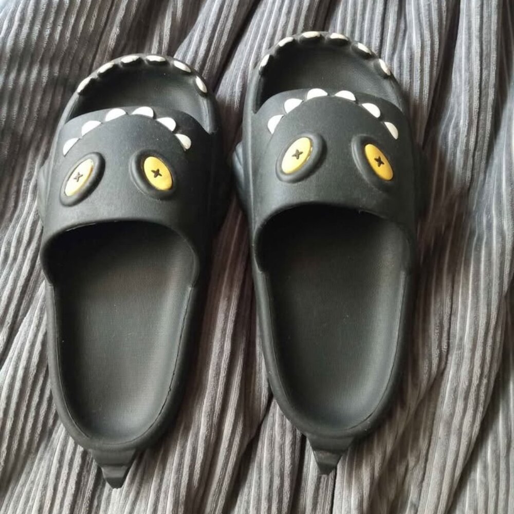 Black shark slides Size 7.5 Men's 40-41